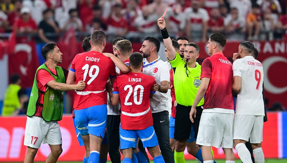 „Cel mai slab arbitru din istorie! Istvan Kovacs, „distrus după ce a acordat 19 cartonașe în Cehia – Turcia 1-2, la EURO 2024