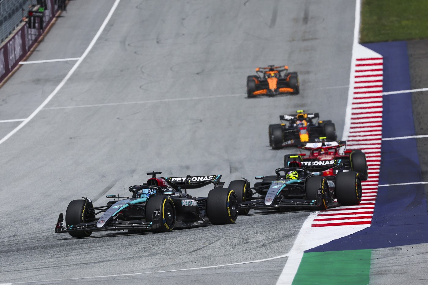 George Russell a câştigat Marele Premiu de Formula 1 al Austriei! Verstappen, penalizat cu 10 secunde după ce s-a atins cu Norris