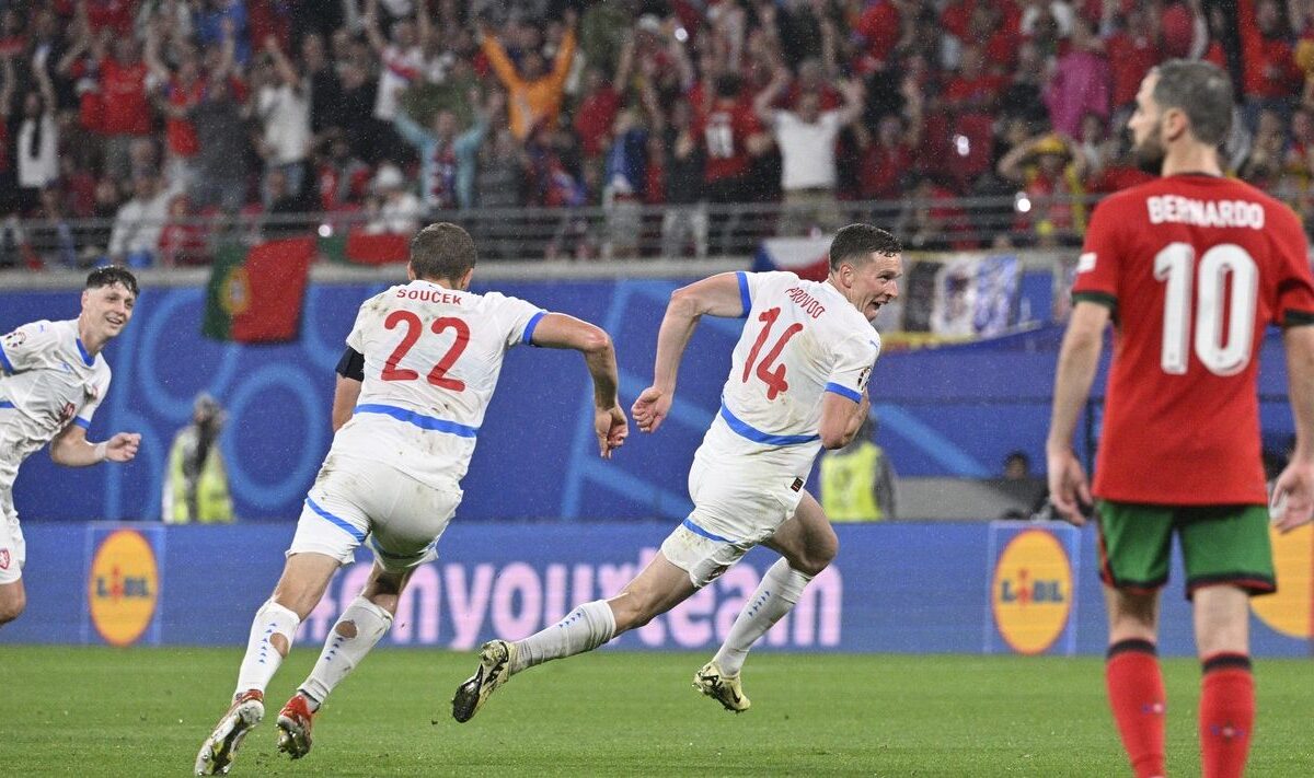 Lukas Provod l-a copiat pe Nicolae Stanciu! Jucătorul Cehiei a deschis scorul în meciul cu Portugalia cu o execuţie de senzaţie!
