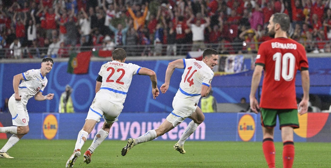Lukas Provod l-a copiat pe Nicolae Stanciu! Jucătorul Cehiei a deschis scorul în meciul cu Portugalia cu o execuţie de senzaţie!