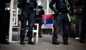 Scene incredibile, înainte de Anglia – Serbia! Fanii s-au bătut pe străzi şi poliţia a intervenit de urgenţă