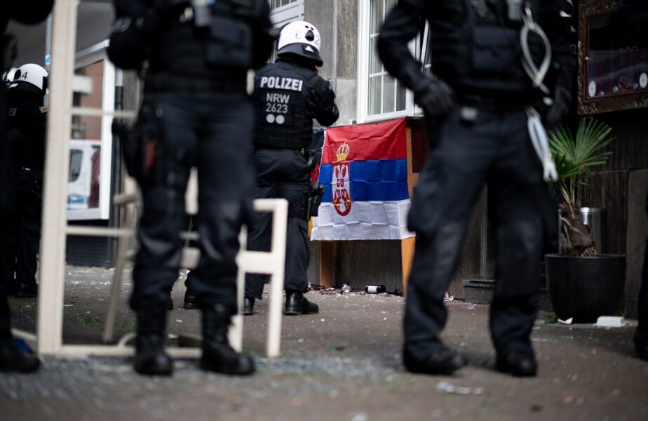 Scene incredibile, înainte de Anglia – Serbia! Fanii s-au bătut pe străzi şi poliţia a intervenit de urgenţă