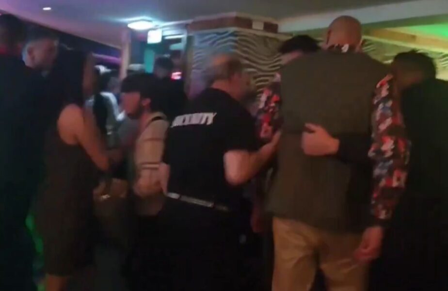 Imagini şocante cu Tyson Fury! Boxerul englez nu se putea ţine pe picioare din cauza băuturii şi a fost escortat dintr-un bar!