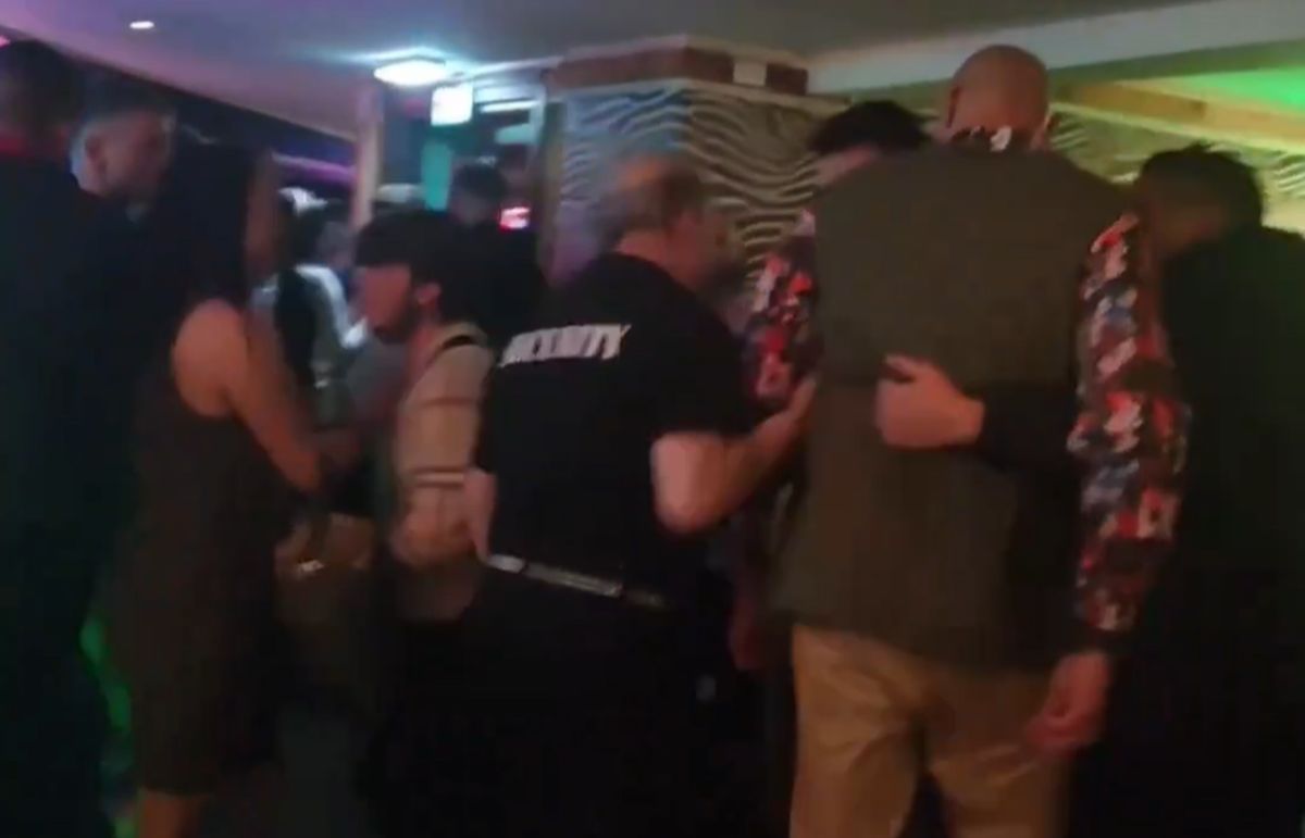 Imagini şocante cu Tyson Fury! Boxerul englez nu se putea ţine pe picioare din cauza băuturii şi a fost escortat dintr-un bar!