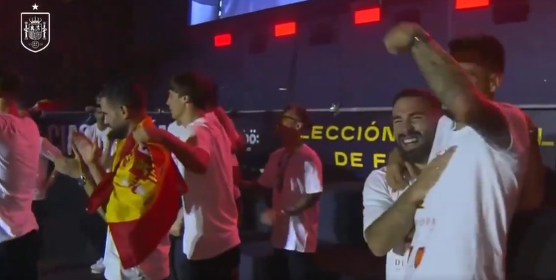 Gestul făcut de Joselu în timp ce jucătorii Spaniei cereau ca Balonul de Aur să-i revină lui Rodri, la marea sărbătoare a Spaniei