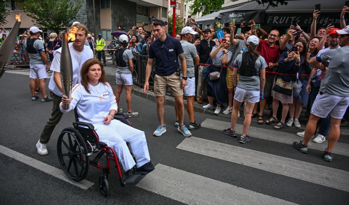 Christina Assi şi Dylan Collins, jurnalişti răniţi în Liban, au purtat duminică torţa olimpică