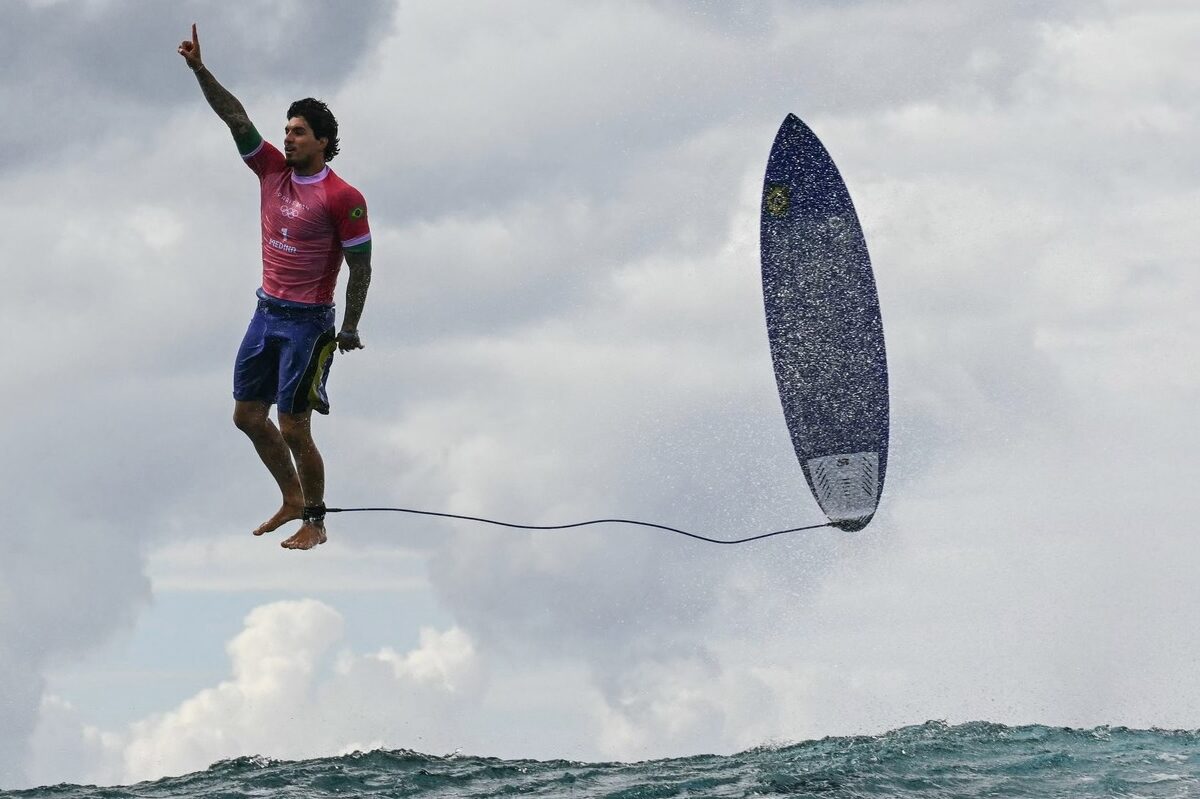 Fotografia uluitoare a surferului Gabriel Medina, la Jocurile Olimpice 2024: „Părea că zboară deasupra mării