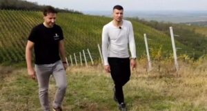 Momentul în care milionarul român care construieşte un castel în România a fost umilit. „Mi-e teamă pentru maşina mea”