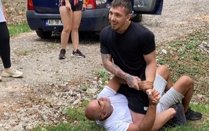 Familia lui Mihai Zmărăndescu, ameninţată cu maceta de către un individ. Ce a putut face fiul lui Cătălin Zmărăndescu