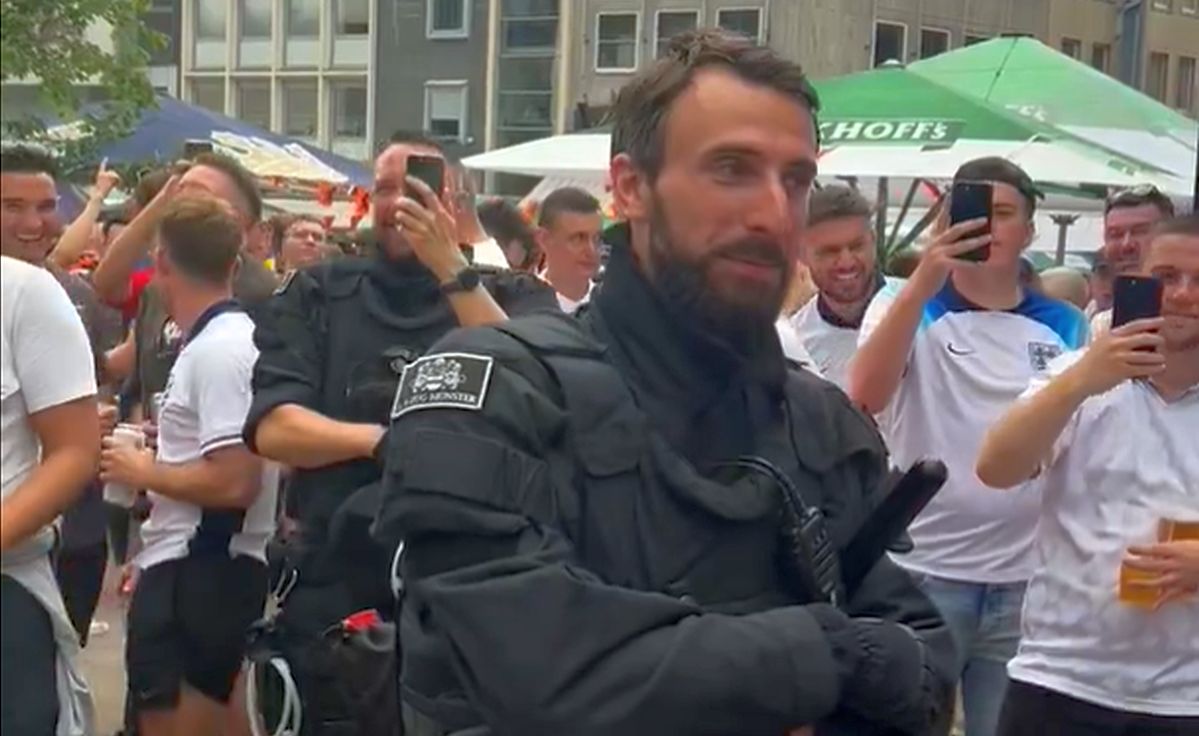 Reacţia fanilor englezi după ce s-au întâlnit cu un poliţist german ce semăna leit cu Gareth Southgate!