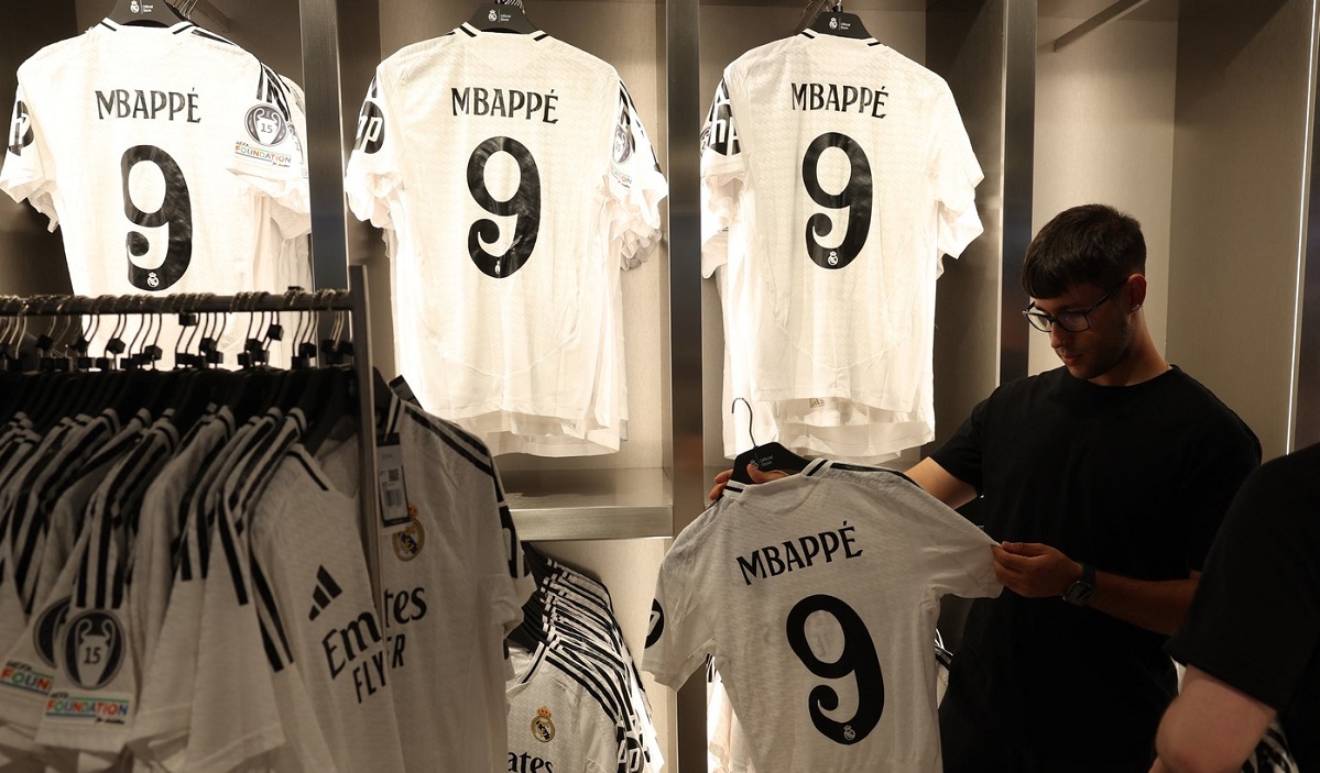 Nebunie totală după ce Real Madrid a scos în vânzare tricouri cu numele lui Kylian Mbappe