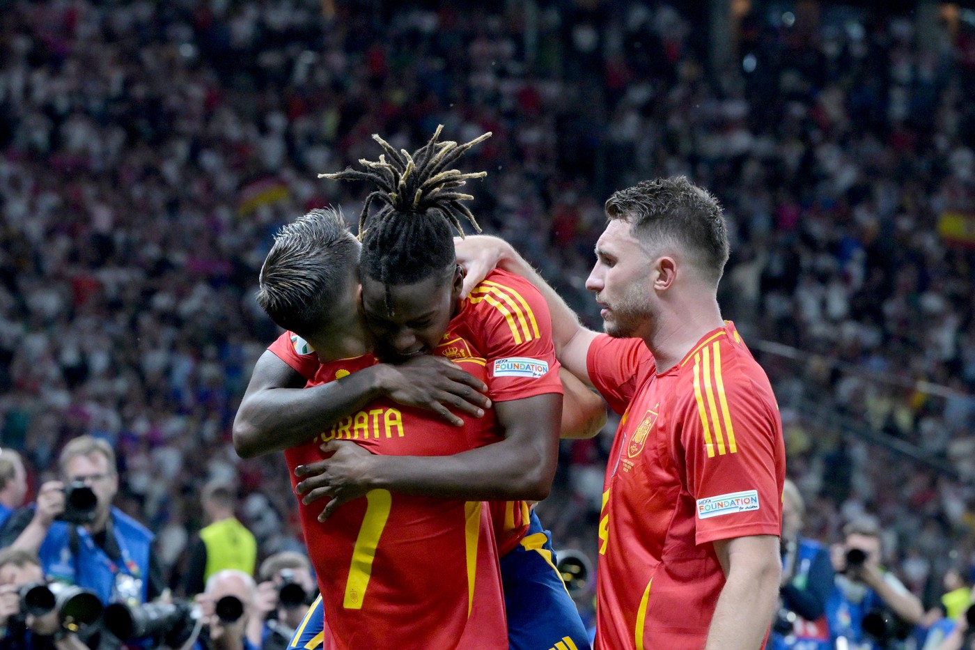14 July 2024, Berlin: Soccer, UEFA Euro 2024, European Championship, Final, Spain - England, Olympiastadion Berlin, Spain's Nico Williams celebrates with Spain's Alvaro Morata (l) and Spain's Aymeric Laporte after his goal to make it 1-0 (M).,Image: 889715607, License: Rights-managed, Restrictions: , Model Release: no