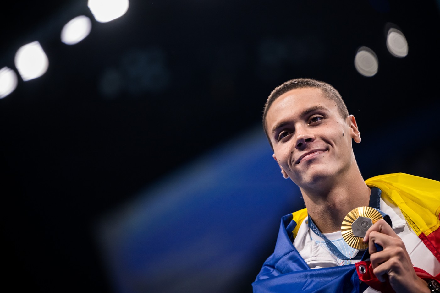 240729 David Popovici of Romania celebrates on the podium after winning the men’s 200 meters freestyle swimming final during day 3 of the Paris 2024 Olympic Games on July 29, 2024 in Paris. 
Photo: Maxim Thore / BILDBYRÅN / kod MT / MT0629
simning swimming svømming olympic games olympics os ol olympiska spel olympiske leker paris 2024 paris-os paris-ol 3 bbeng jube,Image: 893857412, License: Rights-managed, Restrictions: Sweden, Norway, Finland and Denmark must be OUT, Model Release: no