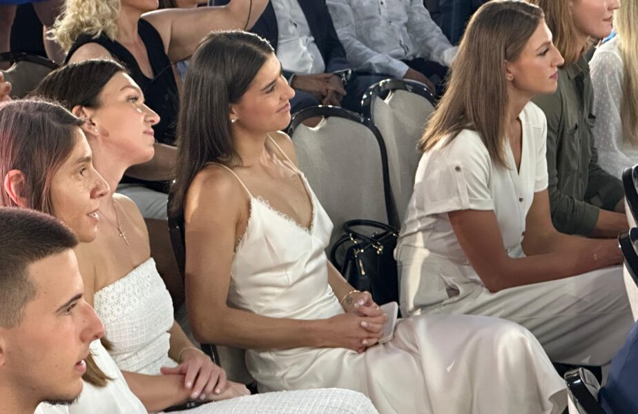 Imagine rară cu Sorana Cîrstea si Simona Halep, una lângă alta. „Sori” a venit în cârje la premierea medaliaţilor de Ţiriac