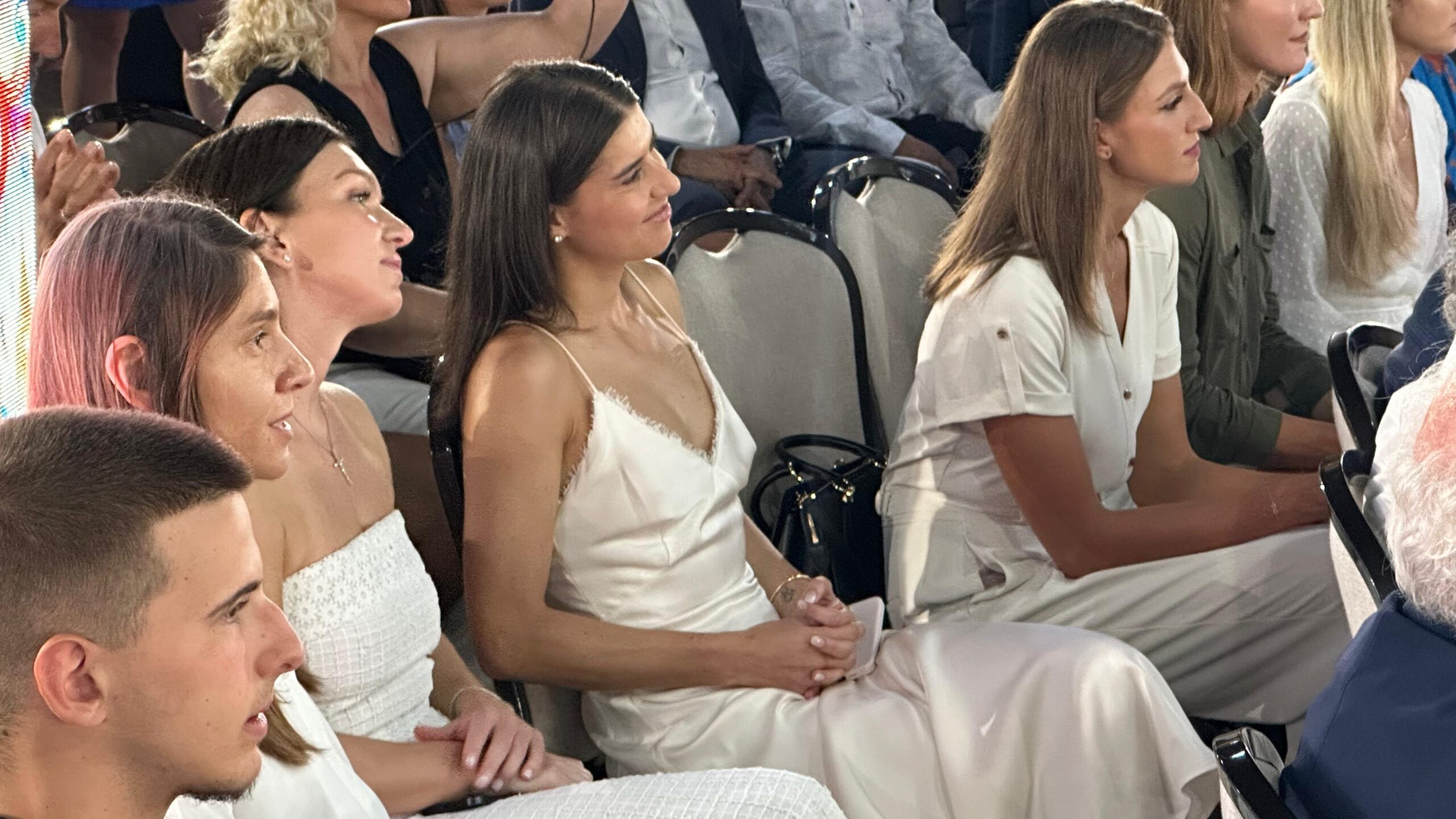 Imagine rară cu Sorana Cîrstea si Simona Halep, una lângă alta. „Sori” a venit în cârje la premierea medaliaţilor de Ţiriac