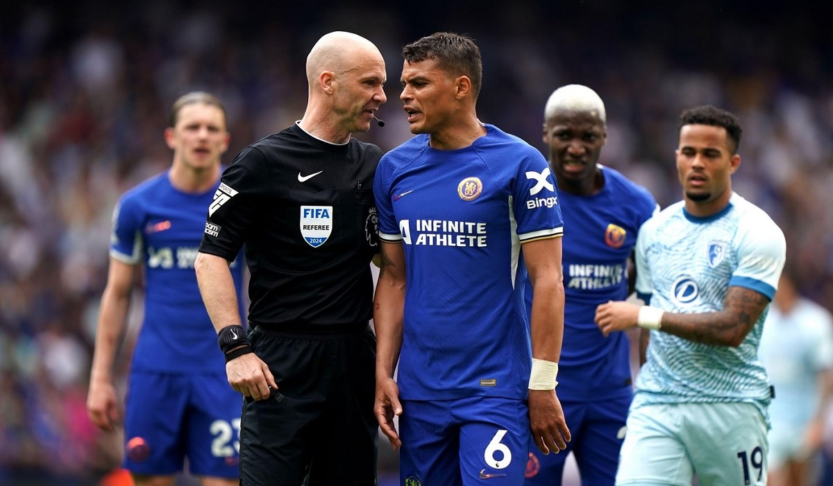 Arbitrii din Premier League, puşi să completeze chestionare! Schimbare importantă anunţată de Howard Webb: „Vor fi publice”