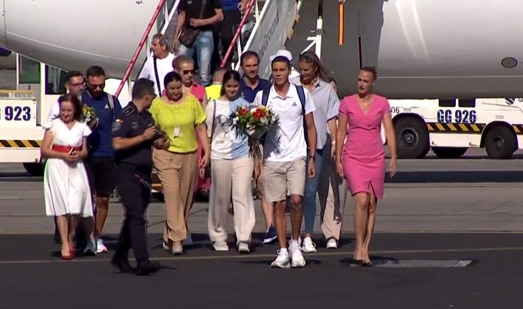 David Popovici, aşteptat cu flori pe aeroport la revenirea în România