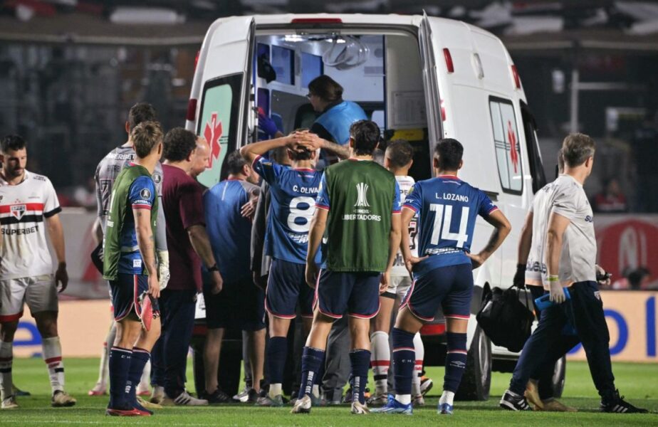 Un fotbalist s-a prăbuşit pe teren la un meci din Copa Libertadores, iar starea lui s-a agravat în ultimele ore!