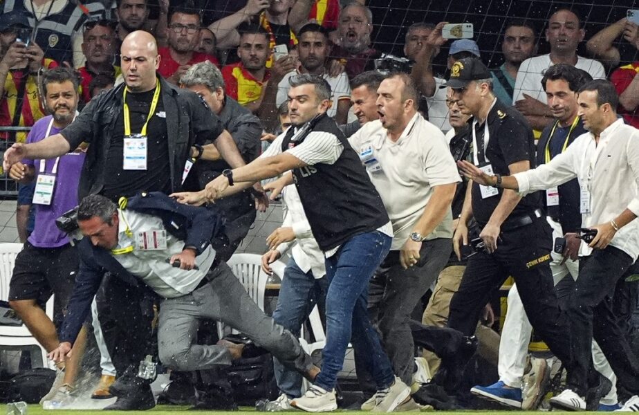 Scandal uriaş în Turcia! Preşedintele lui Fenerbahce a fost pus la pământ şi lovit cu sticle sub ochii lui Jose Mourinho