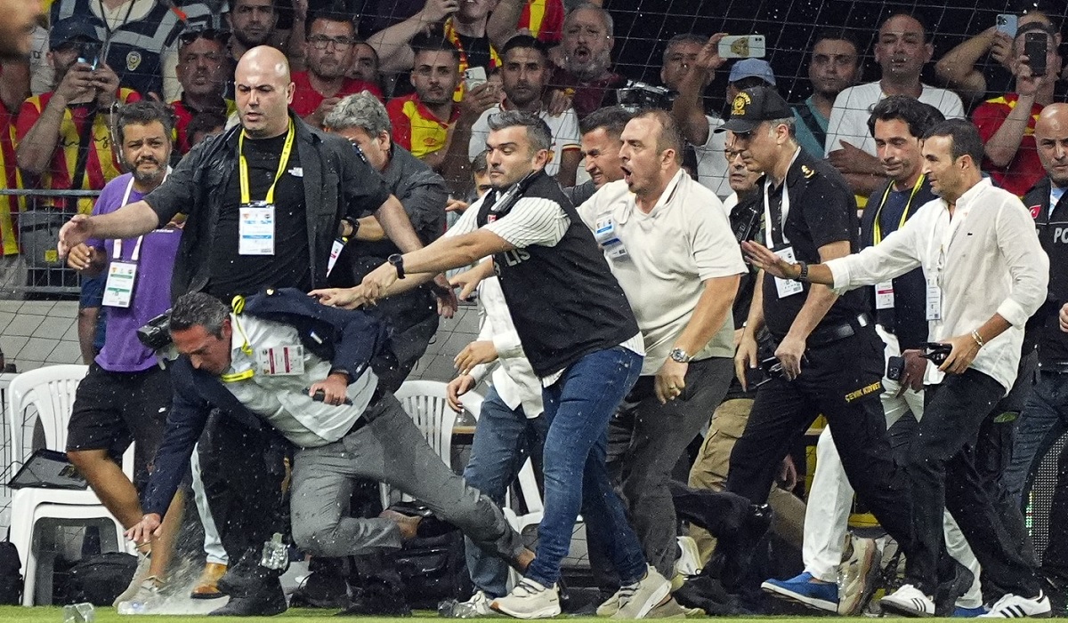 Scandal uriaş în Turcia! Preşedintele lui Fenerbahce a fost pus la pământ şi lovit cu sticle sub ochii lui Jose Mourinho