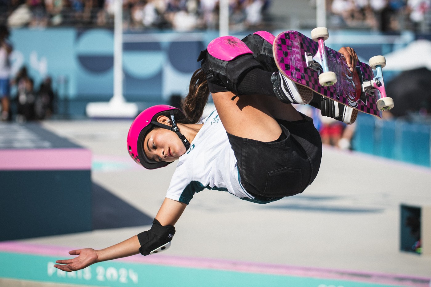 PARIS, IF - 06.08.2024: WOMEN'S SKATE PARK - Skateboarding - Paris 2024 Olympics - Final of the women's Skate Park competition, held at Lá Concorde, in Paris, France, this Tuesday (06). In the photo, Arisa Trew (AUS) (Photo: Luca Castro/Fotoarena),Image: 896574848, License: Rights-managed, Restrictions: World Rights Except Brazil * BRAOUT, Model Release: no