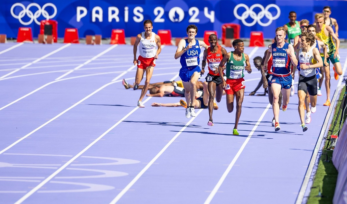 Scene uluitoare la proba de atletism, 5000m masculin, de la Jocurile Olimpice! Mai mulți sportivi s-au prăbușit pe pistă