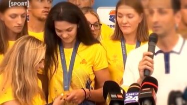 "Pot să mă uit la medalia ta?" Imagini emoţionante cu Sabrina Voinea, după "furtul" de la Jocurile Olimpice 2024