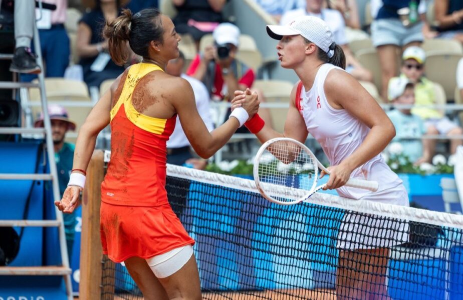 Surpriză uriaşă la turneul feminin de tenis de la Jocurile Olimpice! Zheng a învins-o pe Swiatek şi s-a calificat în finală!