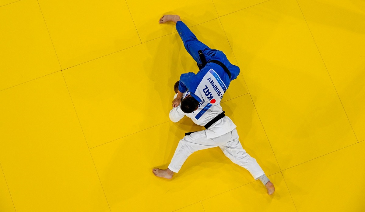 Alexandru Bologa și Yergali Shamey, în timul finalei de para-judo (73kg - J1), de la Jocurile Paralimpice de la Paris.