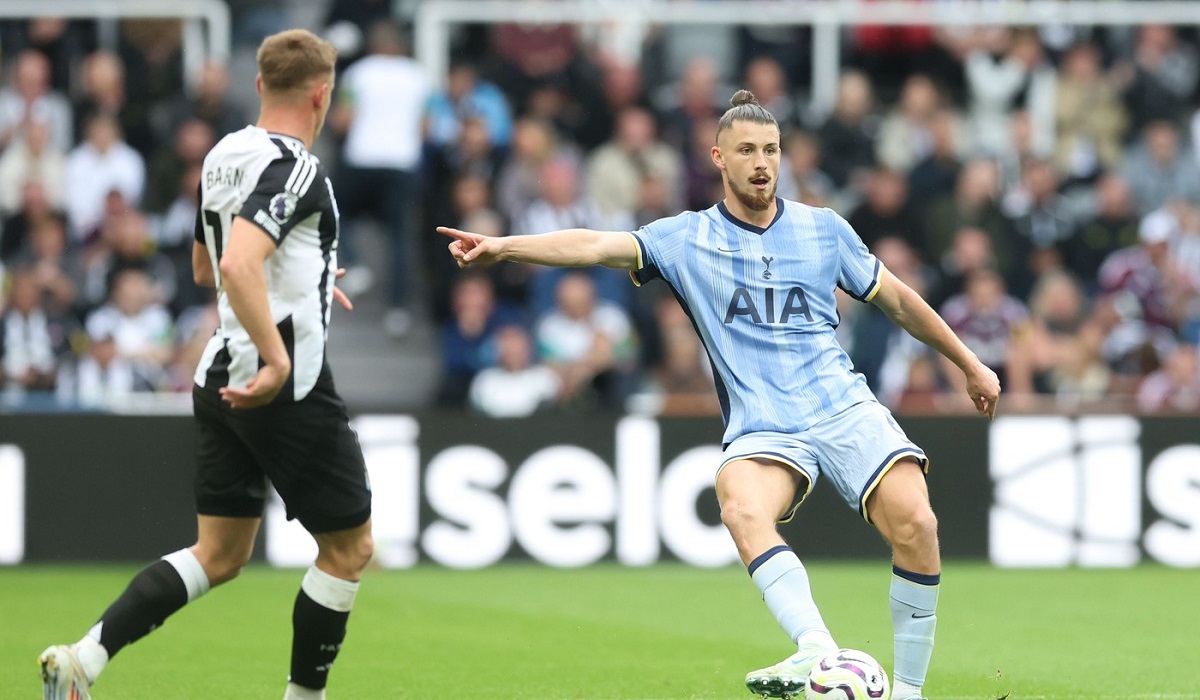 „Este un erou!” Fanii lui Tottenham, dați pe spate de Radu Drăgușin după meciul cu Newcastle. Mesaje superbe, despre român