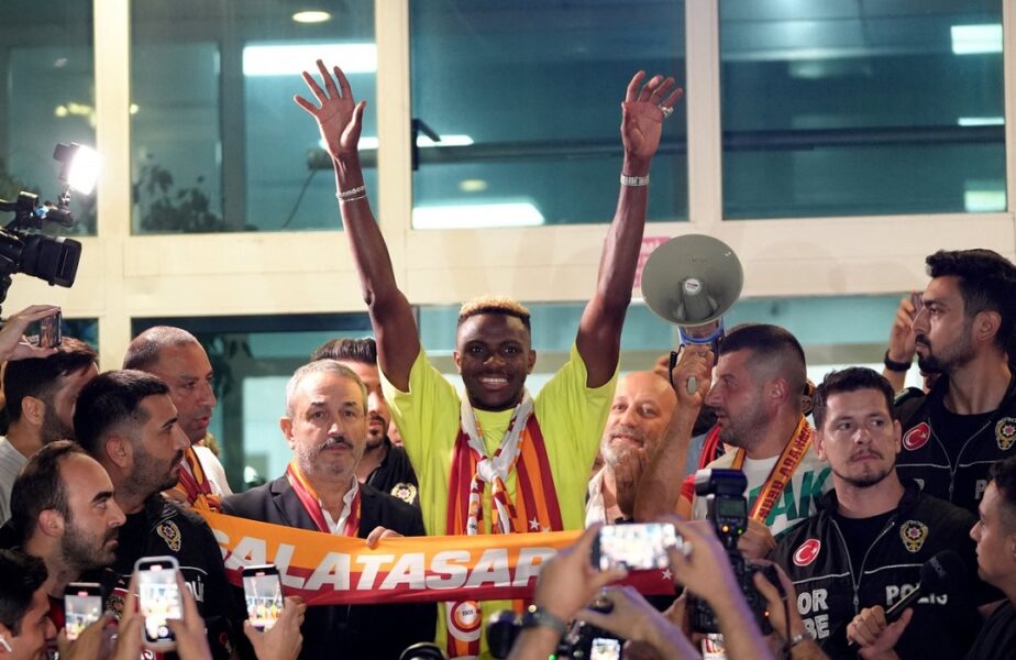 Victor Osimhen a ajuns la Istanbul pentru a semna cu Galatasaray și a declanșat nebunia! Cum a fost primit de fani, pe aeroport