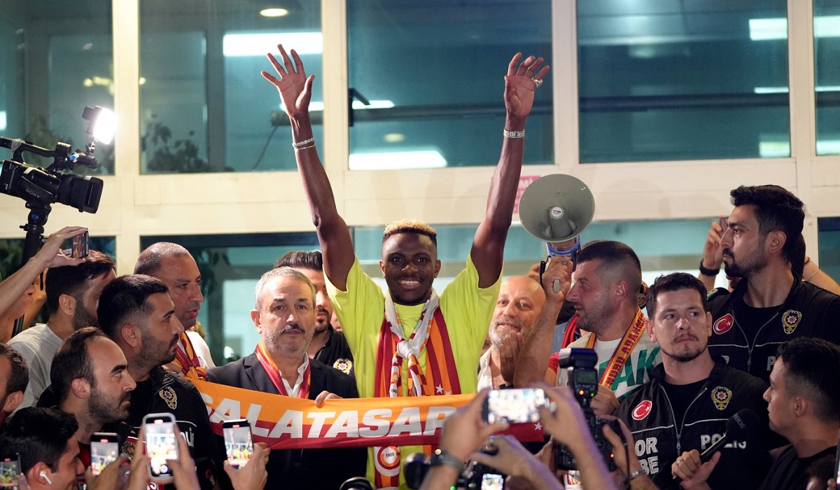 Victor Osimhen a ajuns la Istanbul pentru a semna cu Galatasaray și a declanșat nebunia! Cum a fost primit de fani, pe aeroport