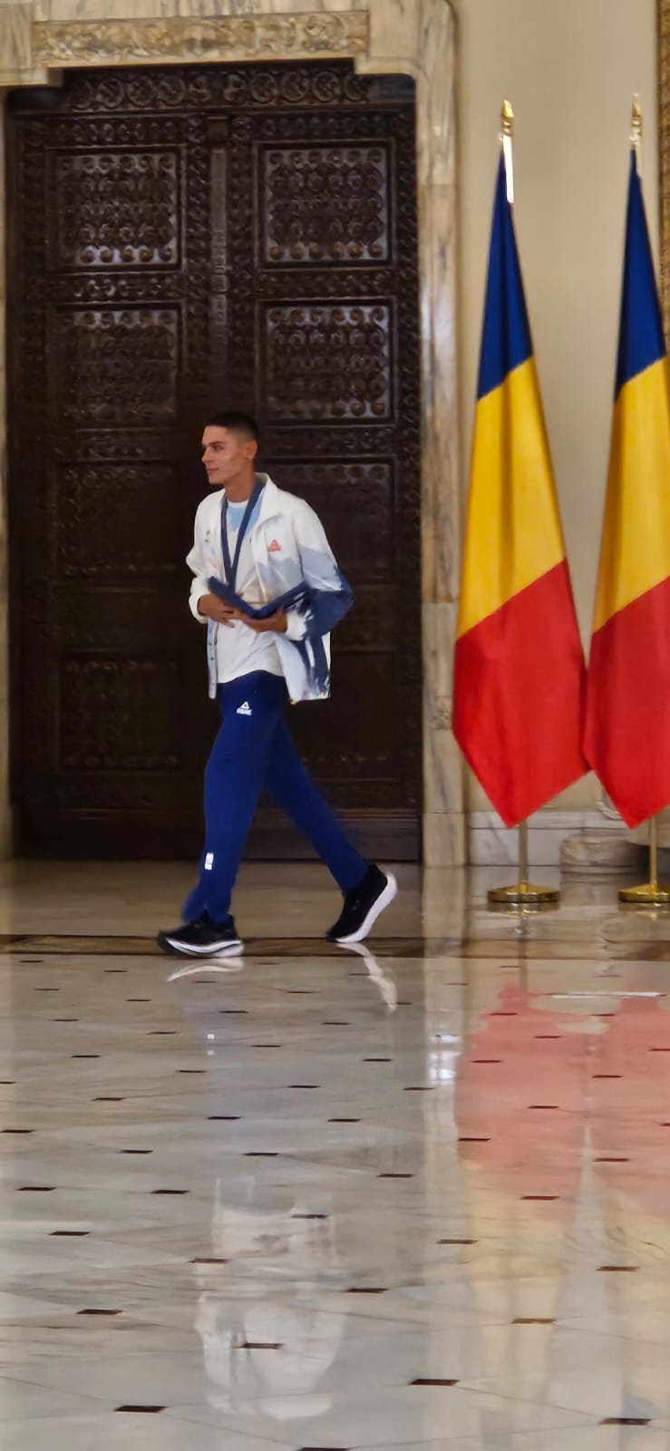 Sportivii olimpici şi paralimpici români, decoraţi de Klaus Iohannis