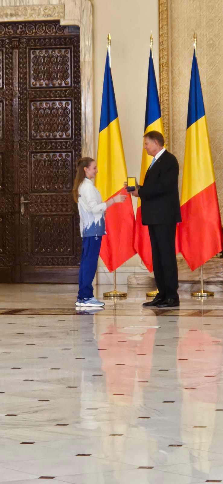 Sportivii olimpici şi paralimpici români, decoraţi de Klaus Iohannis