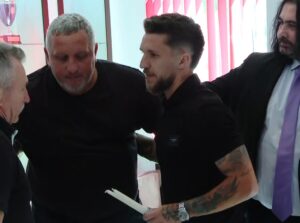 Imagini copleşitoare cu Alex Băluţă lângă sicriul lui Gigi Mulţescu: „Era un om minunat! M-a îngrijit ca pe o floare”