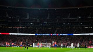 Scandal uriaş în Atletico – Real Madrid! Jucătorii, trimişi la vestiare după ce fanii gazdelor au aruncat cu obiecte în teren