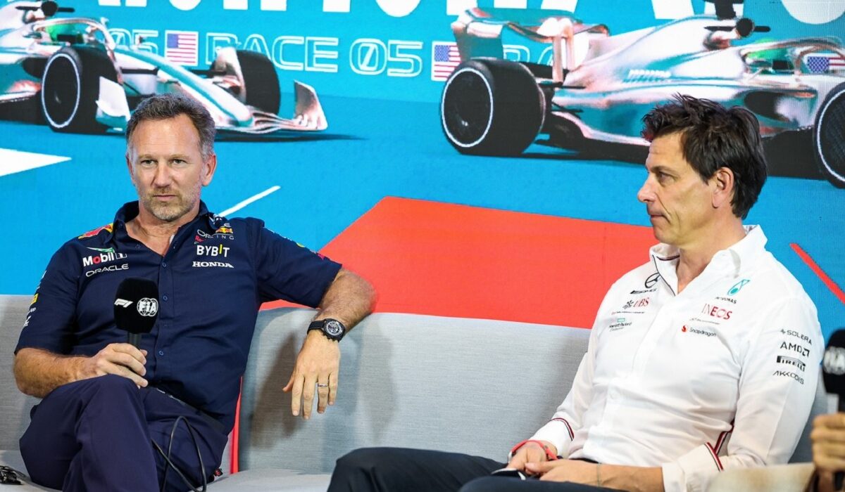 Christian Horner şi Toto Wolff, în timpul unei conferinţe de presă