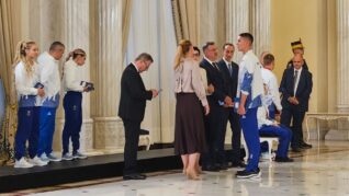 Cum a apărut iubita lui David Popovici la Palatul Cotroceni, la ceremonia în care iubitul ei a fost decorat de Klaus Iohannis!