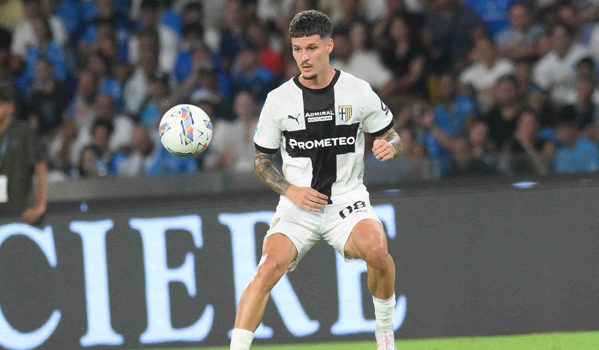 Dennis Man, cu ochii pe balon în timpul meciului Napoli - Parma