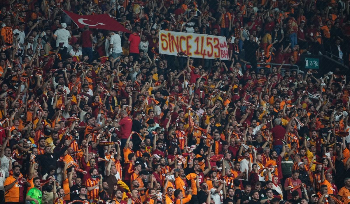 Fanii lui Galatasaray şi cei ai lui PAOK s-au încăierat!