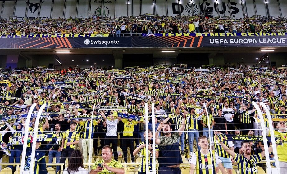 Un fost internaţional turc, împuşcat în picior! Scene incredibile după victoria lui Fenerbahce din Europa League