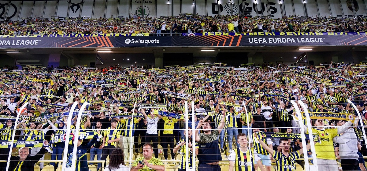 Un fost internaţional turc, împuşcat în picior! Scene incredibile după victoria lui Fenerbahce din Europa League