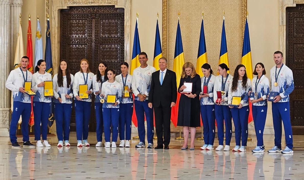 Gafa făcută de preşedintele Klaus Iohannis la ceremonia în care i-a decorat pe sportivii care au cucerit medalii la Paris!