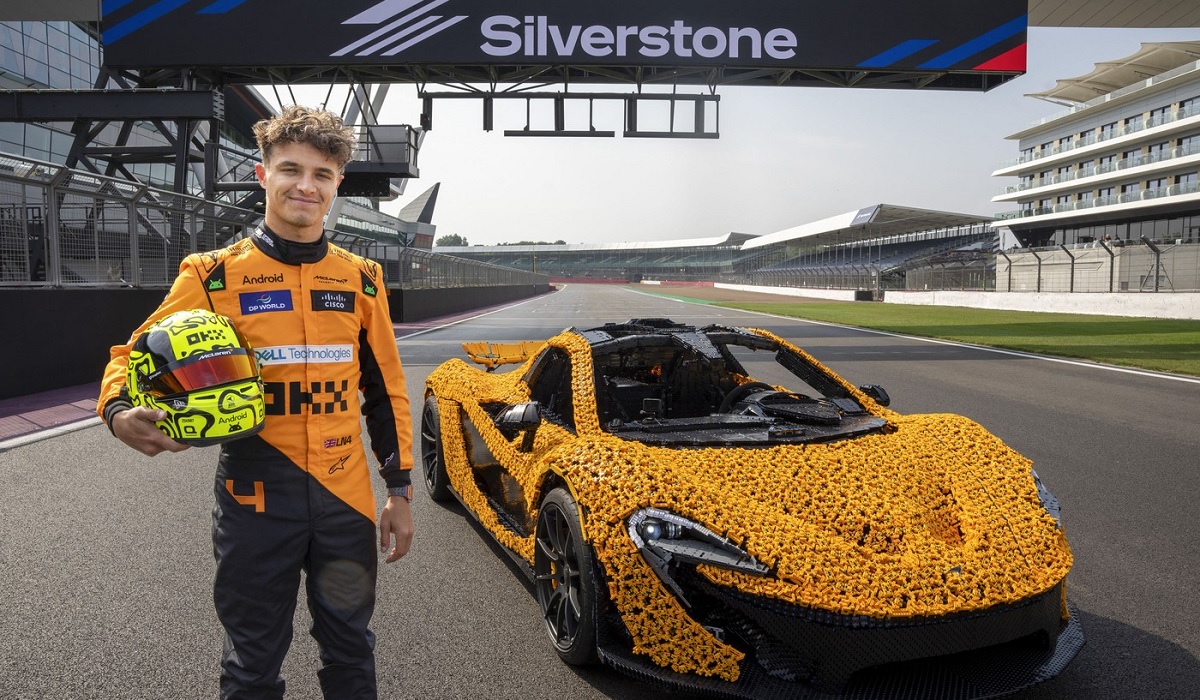 Lando Norris, alături de monopostul McLaren construit din LEGO