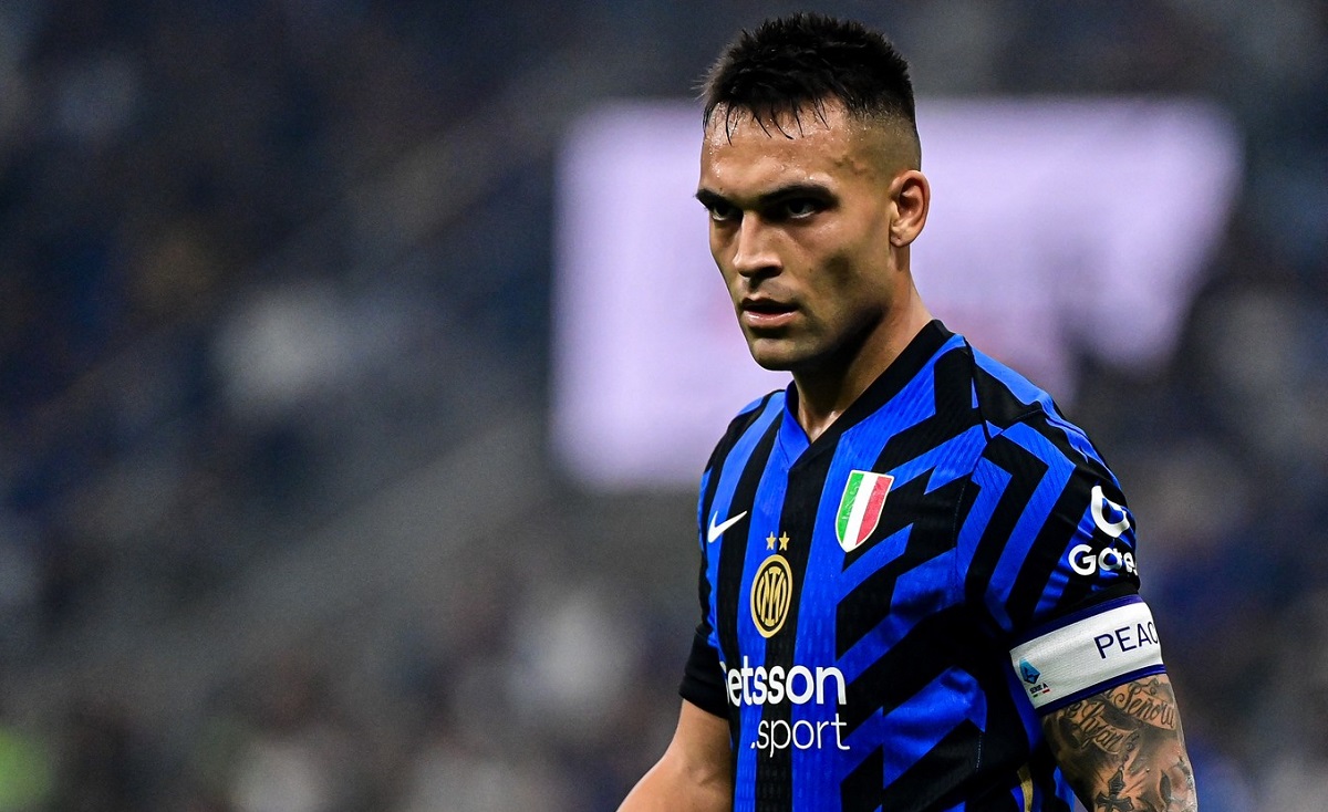 Lautaro Martinez, la pământ după ce Inter a pierdut dramatic derby-ul cu AC Milan