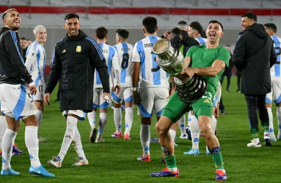 „Comportament ofensator!” Suspendarea primită de Emiliano Martinez, după ce a repetat gestul incredibil făcut la Cupa Mondială