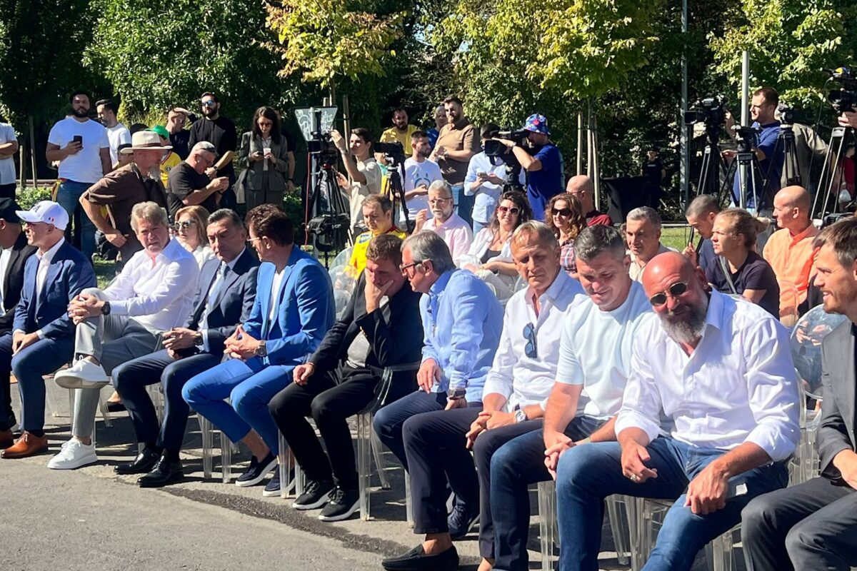 Monumentul dedicat Generaţiei de Aur a fost dezvelit lângă Arena Naţională! Gică Hagi, Răducioiu şi Ilie Dumitrescu, la eveniment