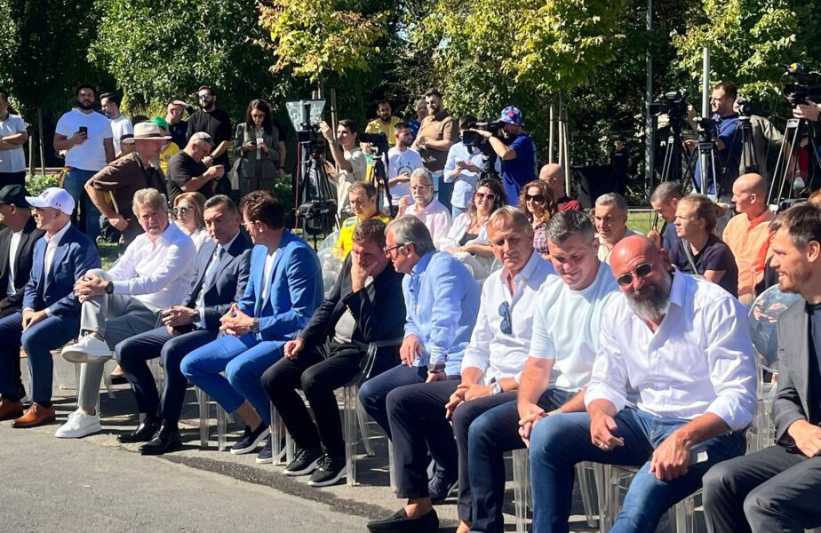 Monumentul dedicat Generaţiei de Aur a fost dezvelit lângă Arena Naţională! Gică Hagi, Răducioiu şi Ilie Dumitrescu, la eveniment