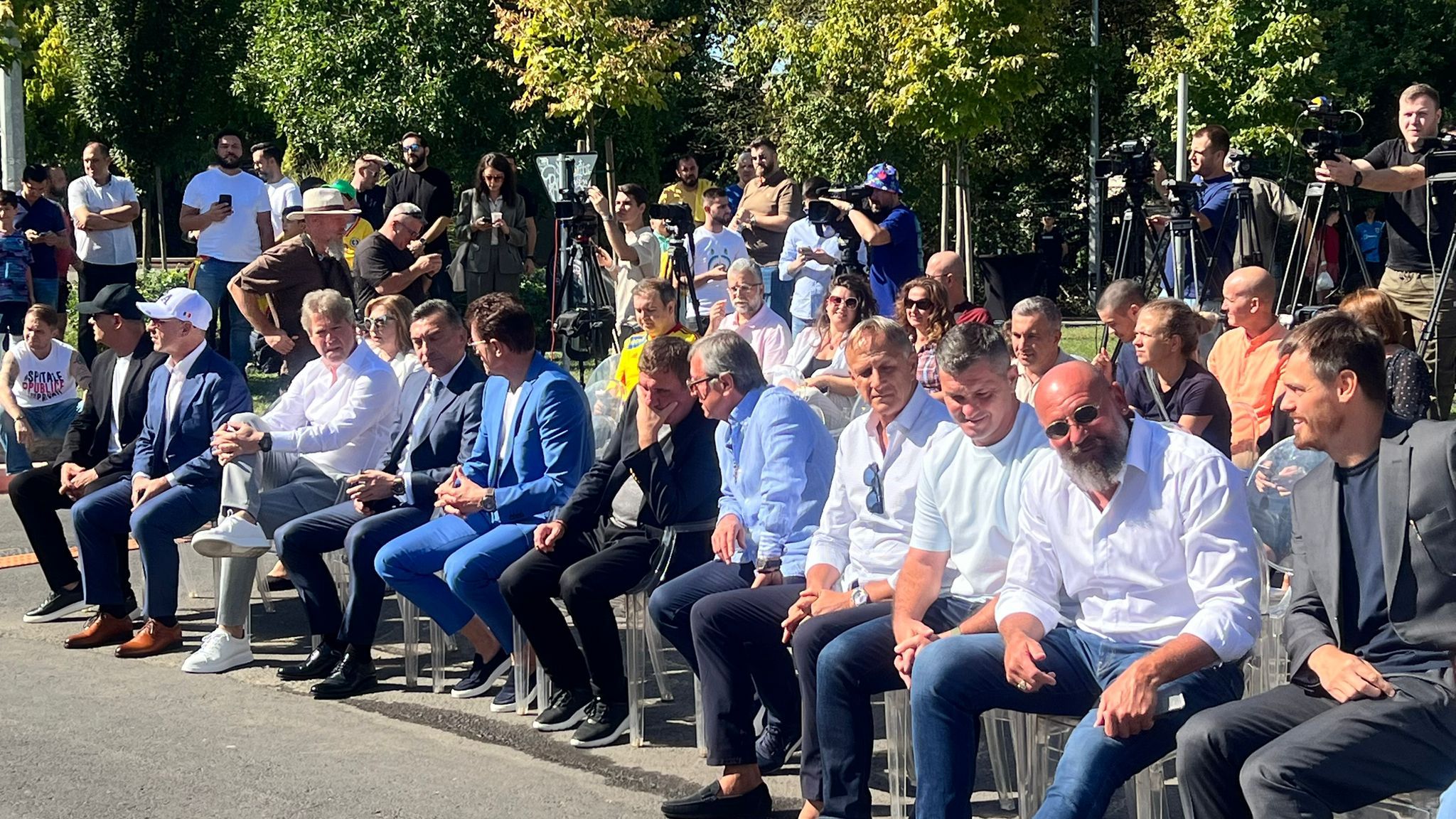 Monumentul dedicat Generaţiei de Aur a fost dezvelit lângă Arena Naţională! Gică Hagi, Răducioiu şi Ilie Dumitrescu, la eveniment