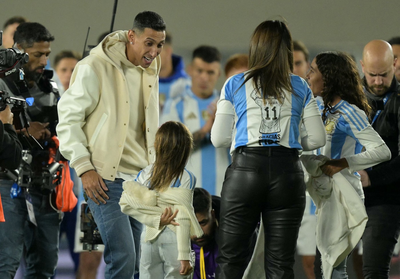 Argentina's midfielder Angel Di Maria (L) chats with his daughters Pia (2nd L) and Mia (R), and his wife Jorgelina Cardoso, during a tribute after retiring from the Argentine national team before the 2026 FIFA World Cup South American qualifiers football match between Argentina and Chile at the Mas Monumental stadium in Buenos Aires on September 5, 2024.,Image: 905136824, License: Rights-managed, Restrictions: , Model Release: no